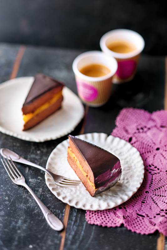 Sacher torta Čokoladna torta s nadjevom od marelica Sensa