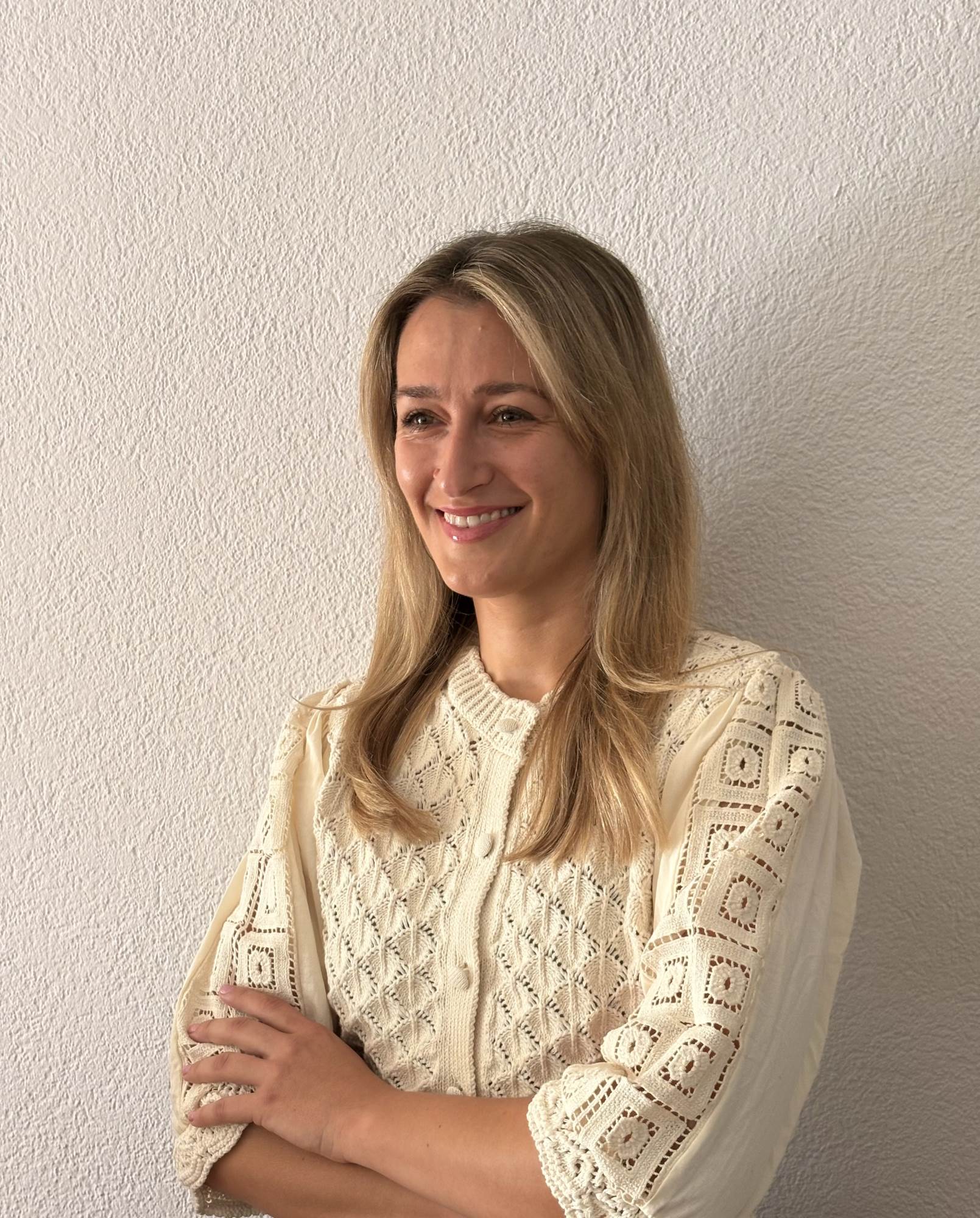 Magistra sociologije i rodnih studija te gestalt psihoterapeutkinja s višegodišnjim iskustvom pružanja psihološke podrške, koje je započelo radom s djecom i mladima u švicarskim internatima. Danas radi sa svim dobnim skupinama, pružajući savjetovanje prilagođeno individualnim potrebama.