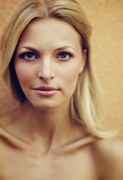 žena med