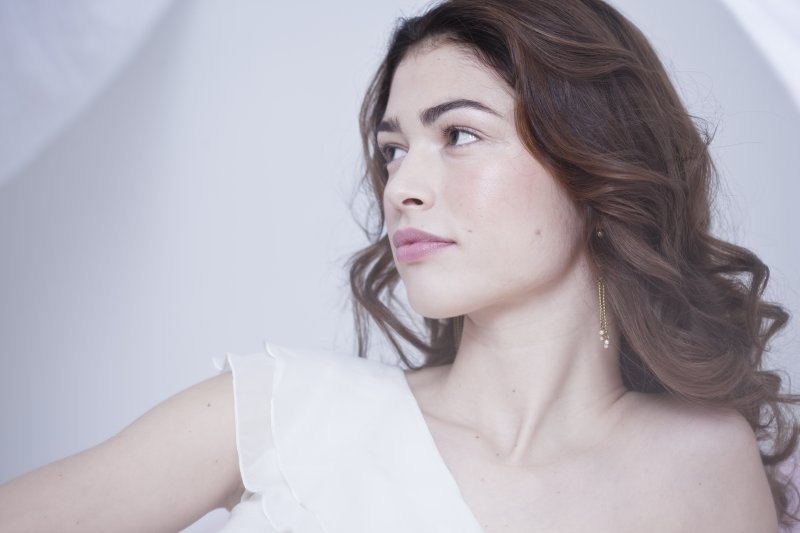 žena kosa