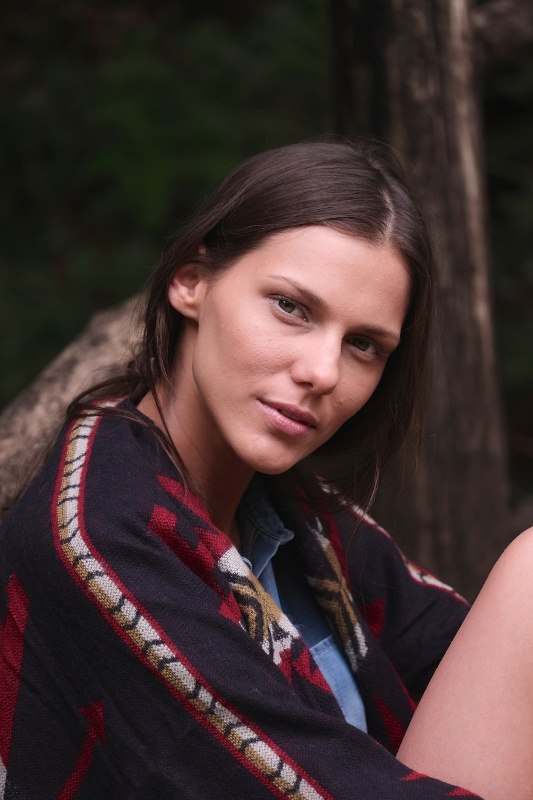 žena