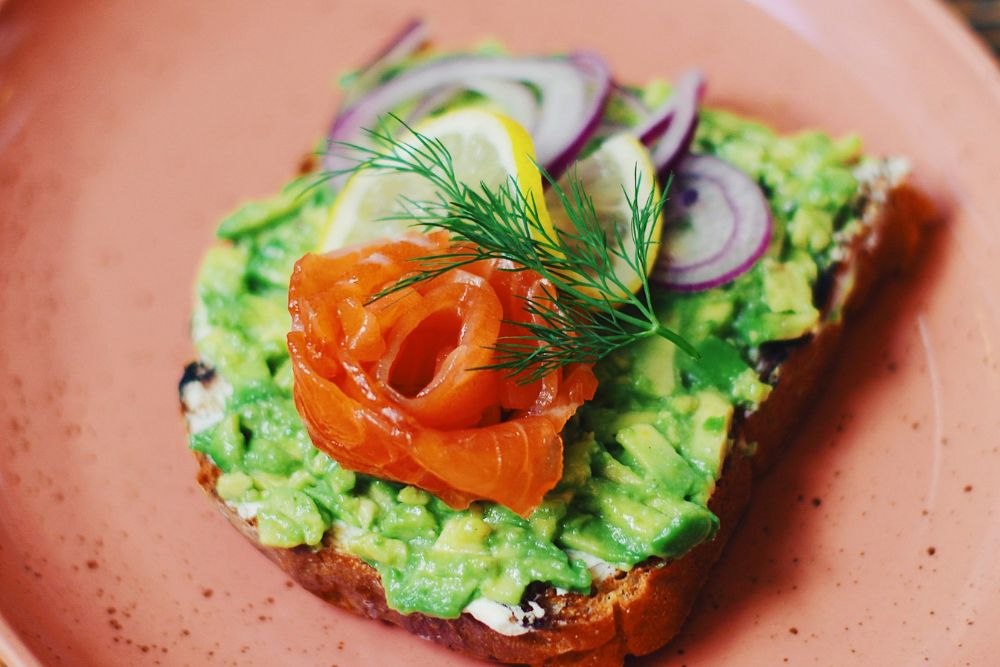 avokado losos tost