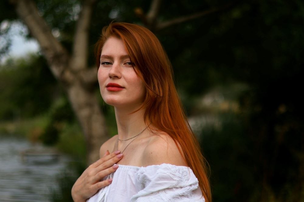 žena
