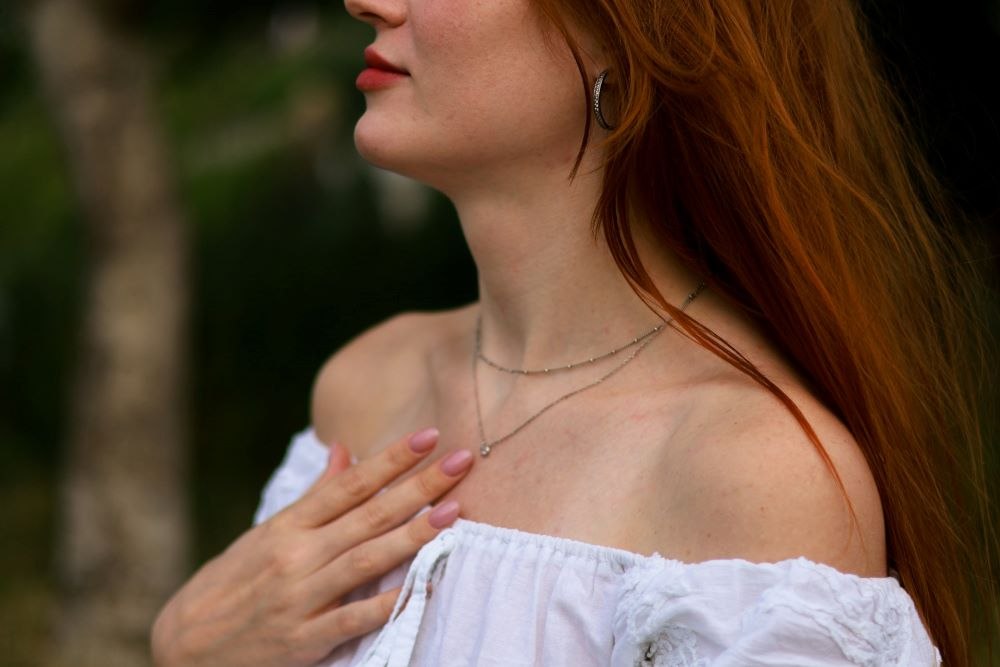 žena