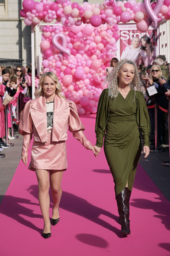 Story Pink Fest: Hrabre dame u haljinama domaćih dizajnera prošetale pink modnom pistom u pratnji poznatih osoba