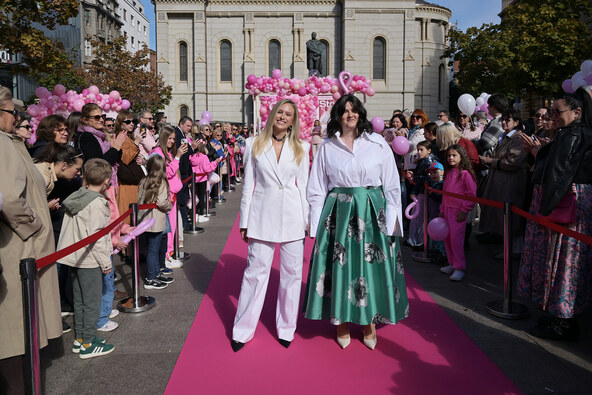 Story Pink Fest: Hrabre dame u haljinama domaćih dizajnera prošetale pink modnom pistom u pratnji poznatih osoba