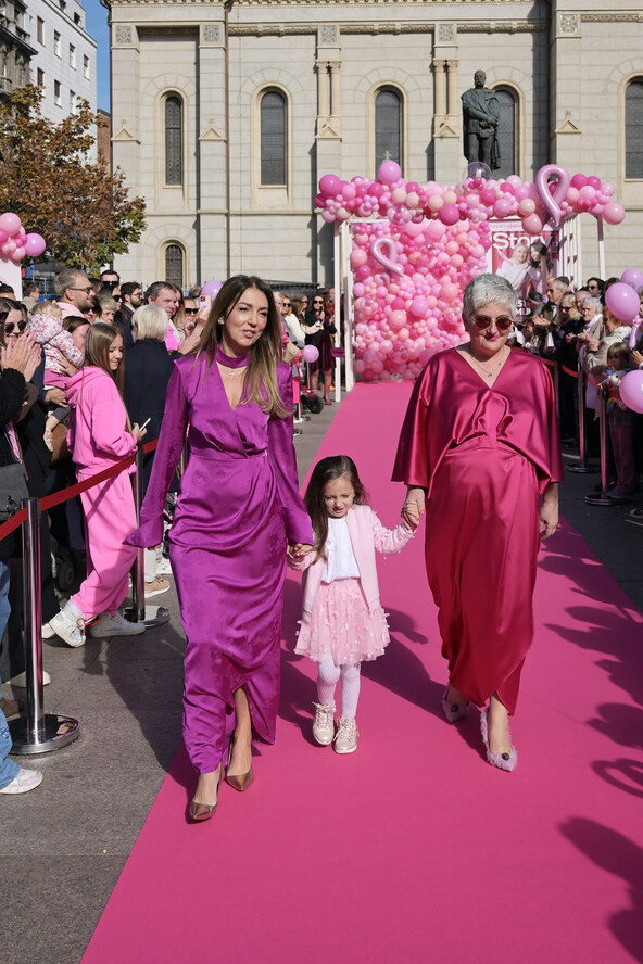 Story Pink Fest: Hrabre dame u haljinama domaćih dizajnera prošetale pink modnom pistom u pratnji poznatih osoba