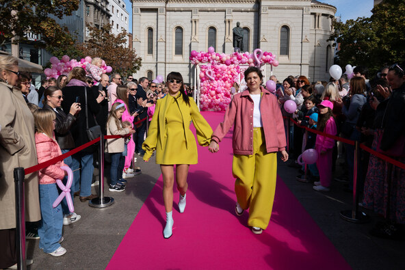Story Pink Fest: Hrabre dame u haljinama domaćih dizajnera prošetale pink modnom pistom u pratnji poznatih osoba