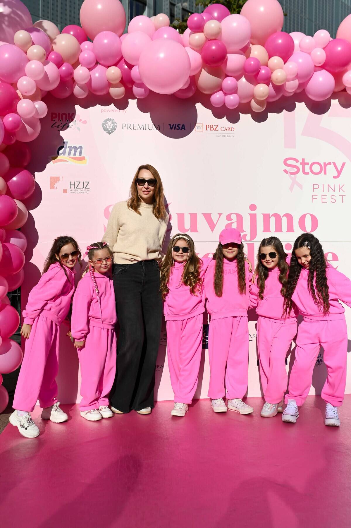 Story Pink Fest: Hrabre dame u haljinama domaćih dizajnera prošetale pink modnom pistom u pratnji poznatih osoba