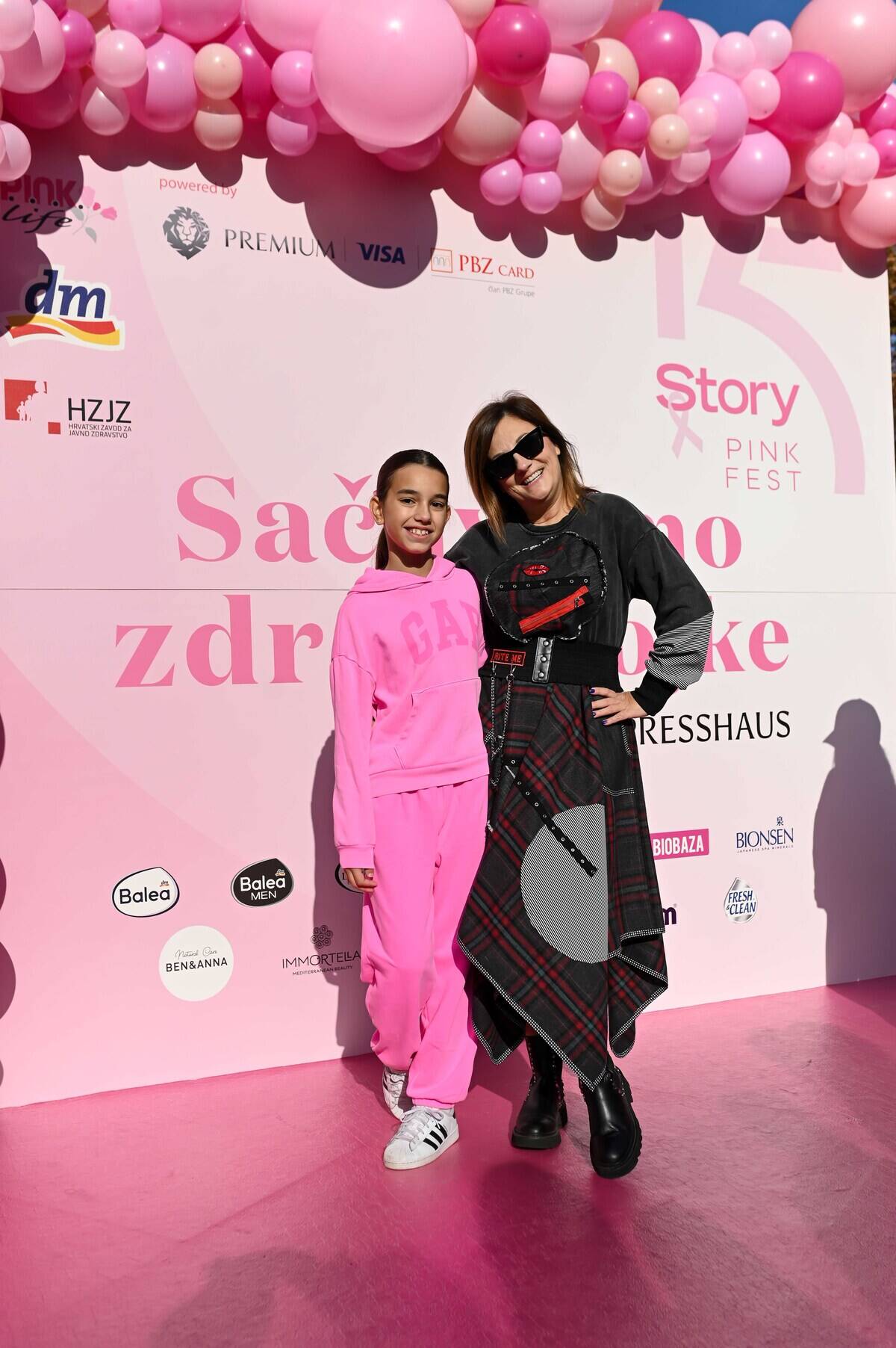 Story Pink Fest: Hrabre dame u haljinama domaćih dizajnera prošetale pink modnom pistom u pratnji poznatih osoba