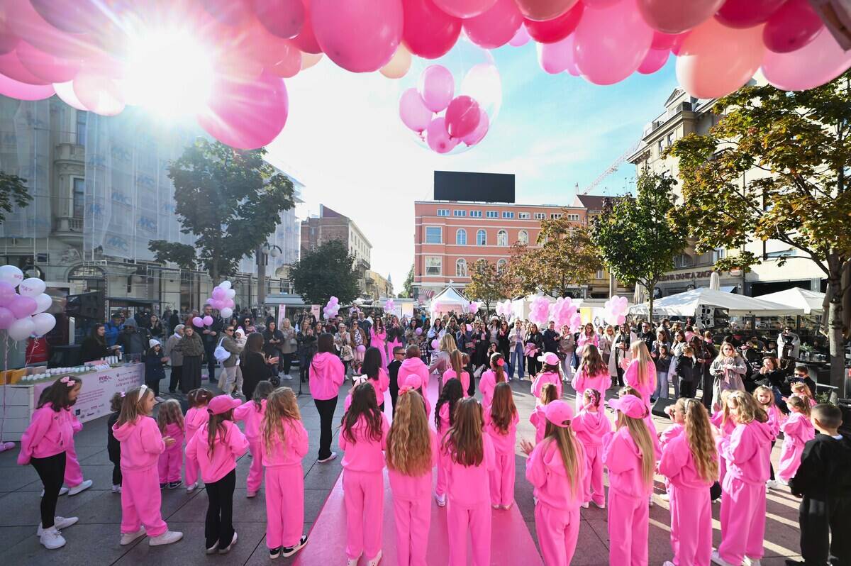 Story Pink Fest: Hrabre dame u haljinama domaćih dizajnera prošetale pink modnom pistom u pratnji poznatih osoba