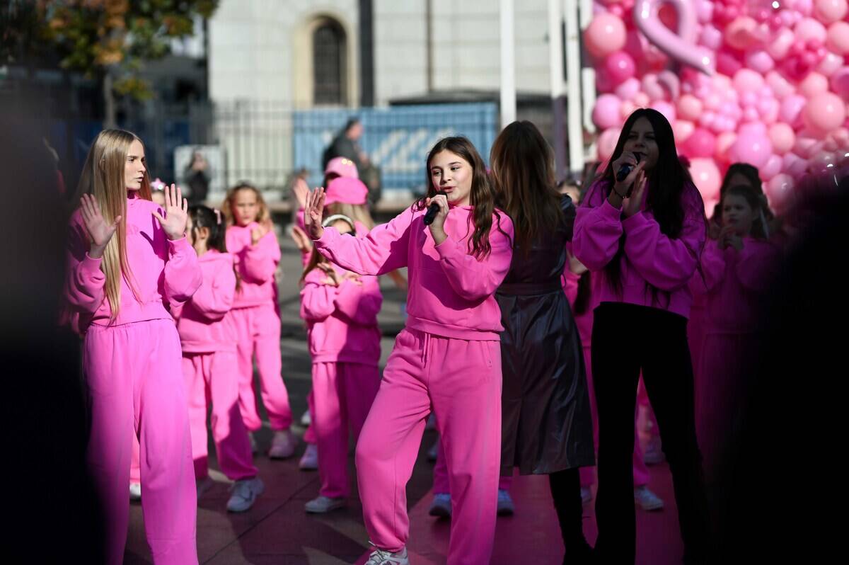 Story Pink Fest: Hrabre dame u haljinama domaćih dizajnera prošetale pink modnom pistom u pratnji poznatih osoba