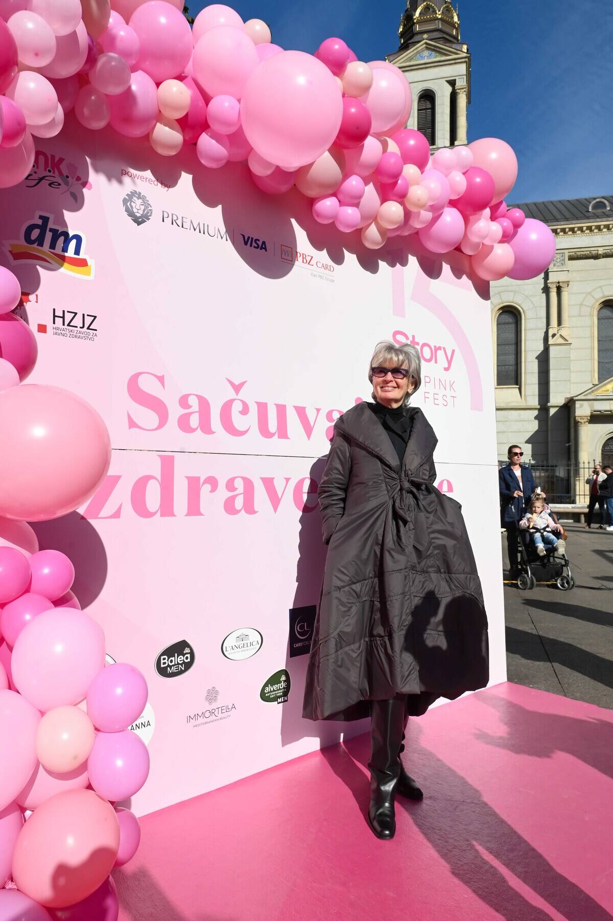 Story Pink Fest: Hrabre dame u haljinama domaćih dizajnera prošetale pink modnom pistom u pratnji poznatih osoba