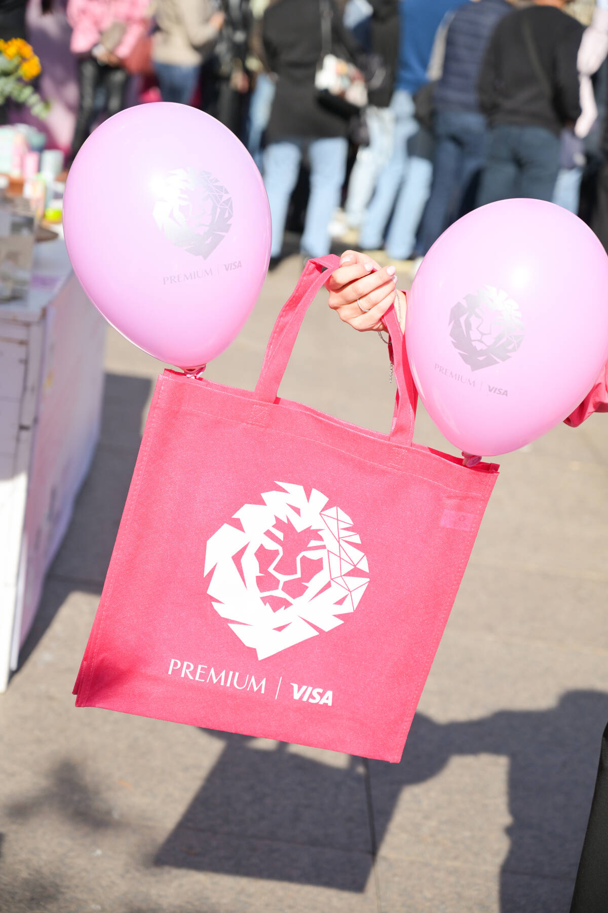 Story Pink Fest: Hrabre dame u haljinama domaćih dizajnera prošetale pink modnom pistom u pratnji poznatih osoba