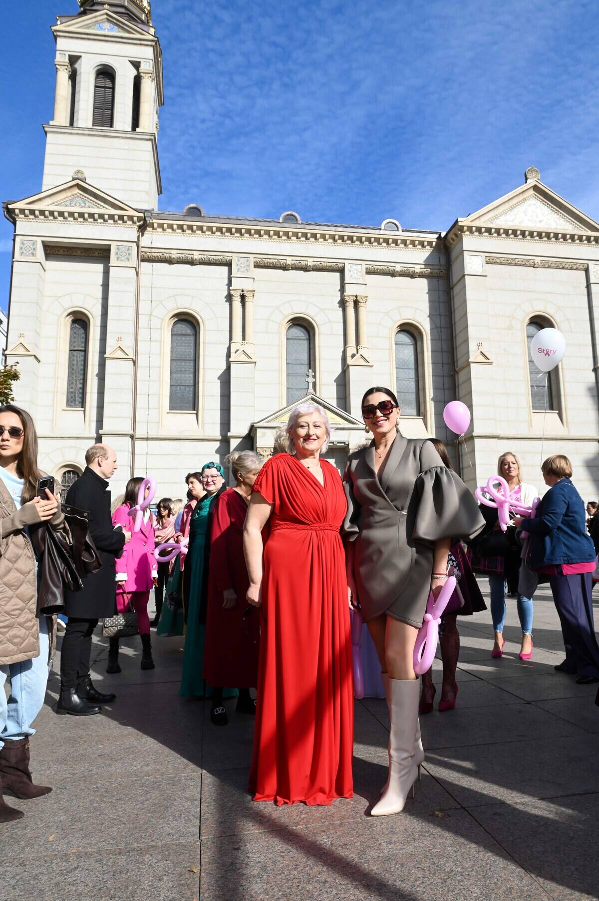 Story Pink Fest: Hrabre dame u haljinama domaćih dizajnera prošetale pink modnom pistom u pratnji poznatih osoba