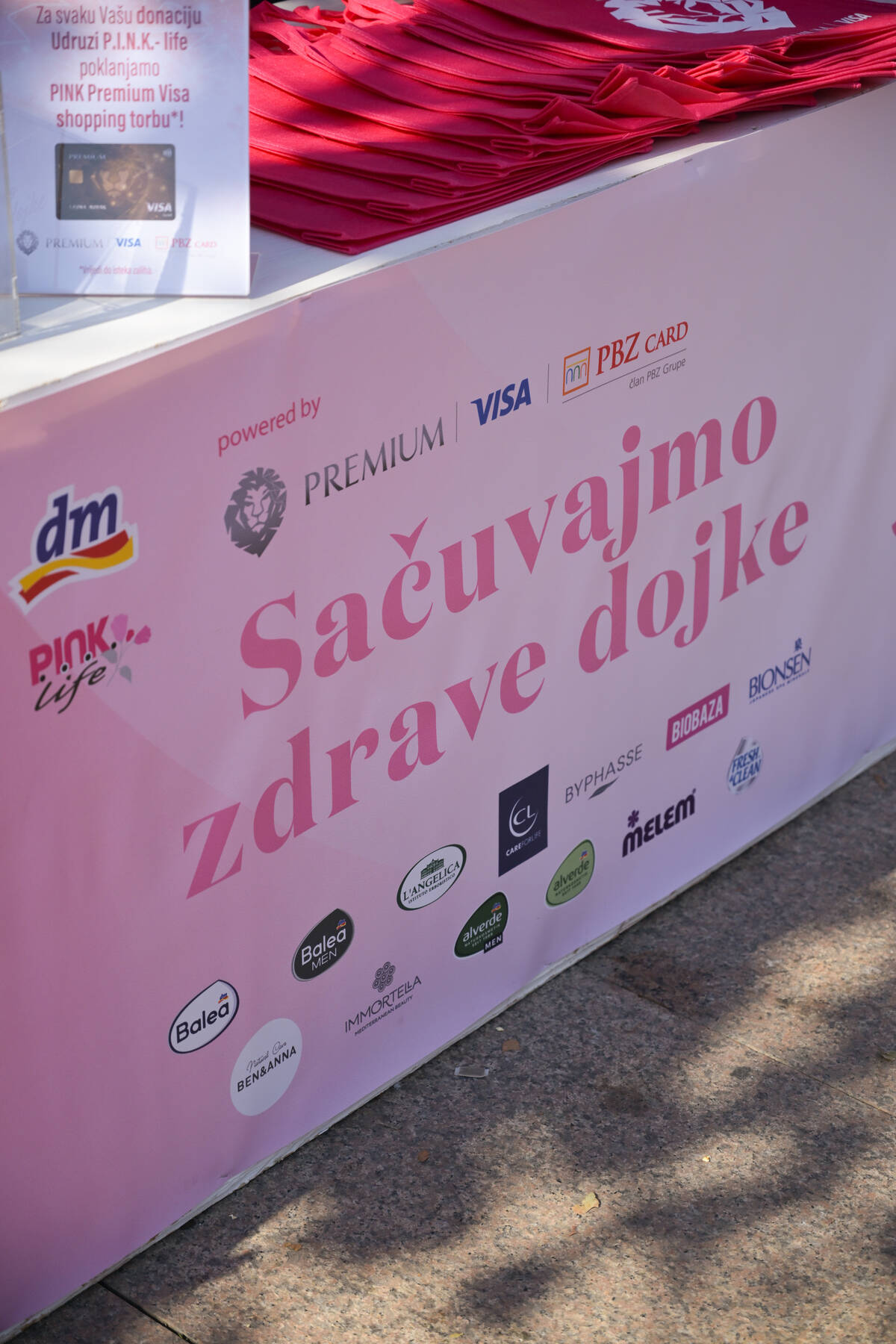 Story Pink Fest: Hrabre dame u haljinama domaćih dizajnera prošetale pink modnom pistom u pratnji poznatih osoba