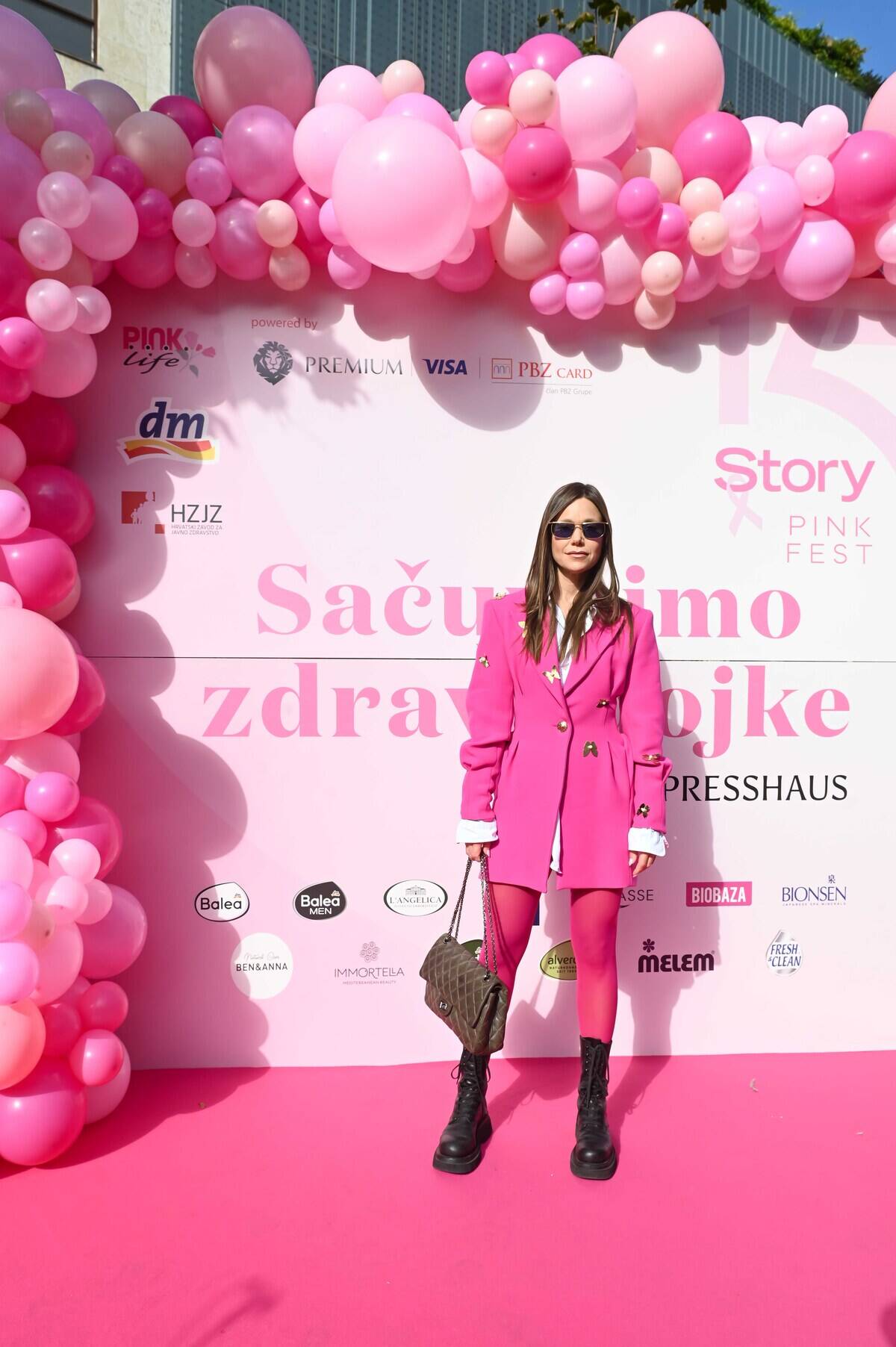 Story Pink Fest: Hrabre dame u haljinama domaćih dizajnera prošetale pink modnom pistom u pratnji poznatih osoba
