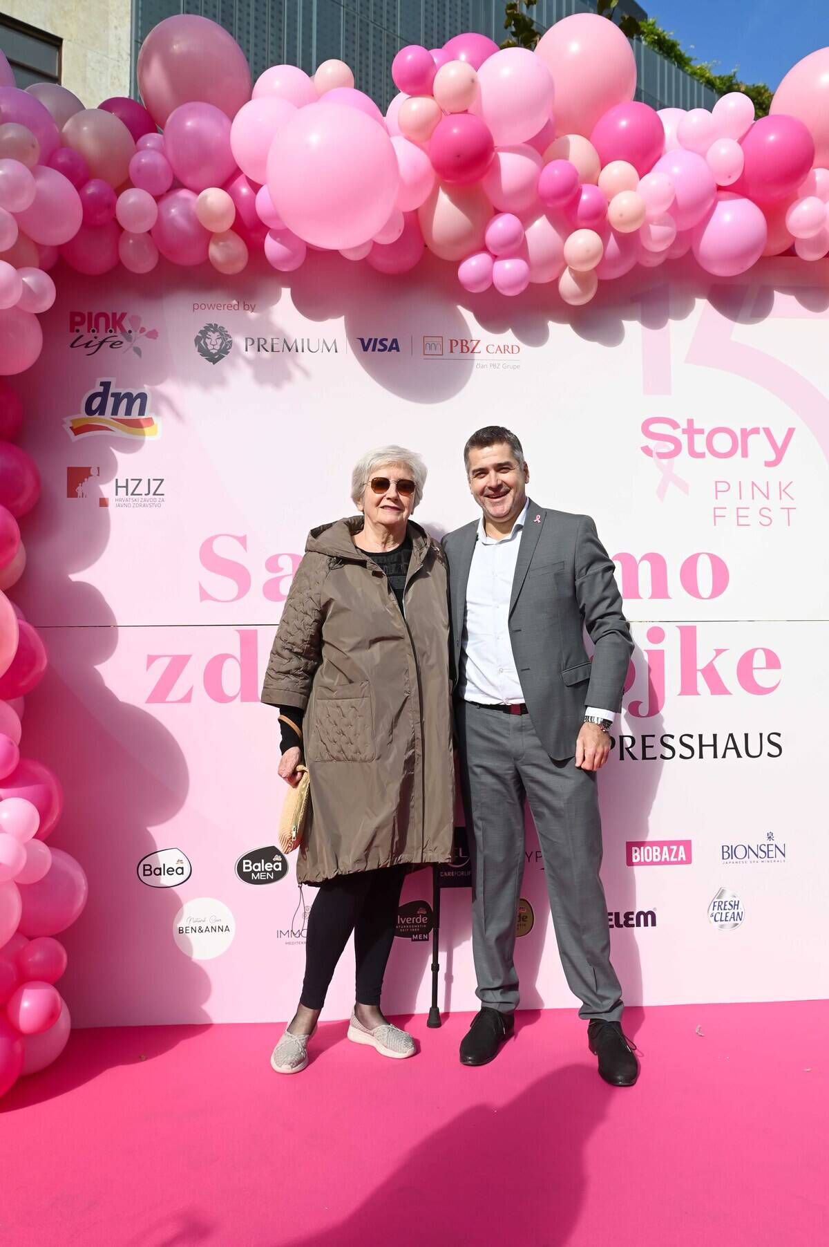 Story Pink Fest: Hrabre dame u haljinama domaćih dizajnera prošetale pink modnom pistom u pratnji poznatih osoba