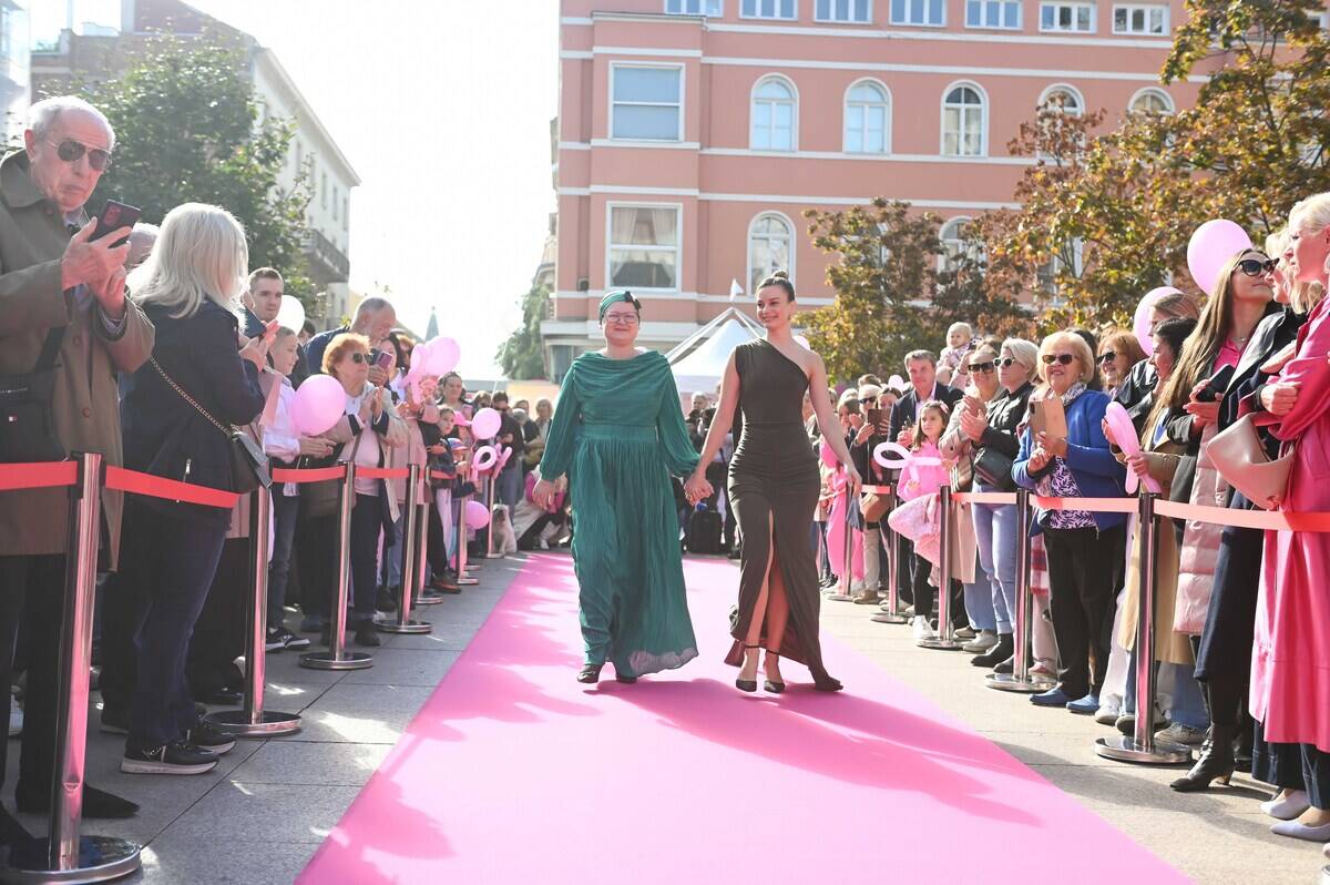 Story Pink Fest: Hrabre dame u haljinama domaćih dizajnera prošetale pink modnom pistom u pratnji poznatih osoba