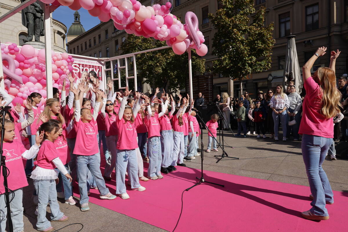 Story Pink Fest: Hrabre dame u haljinama domaćih dizajnera prošetale pink modnom pistom u pratnji poznatih osoba