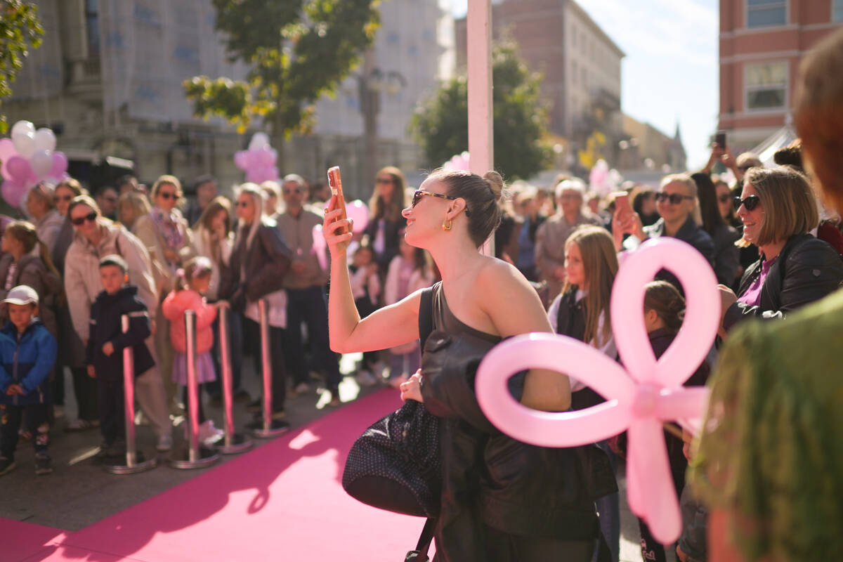Story Pink Fest: Hrabre dame u haljinama domaćih dizajnera prošetale pink modnom pistom u pratnji poznatih osoba