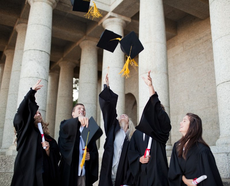 studenti, diploma, bacanje kapa u zrak