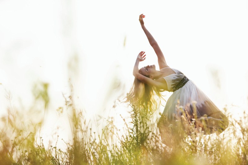 žena pleše na livadi