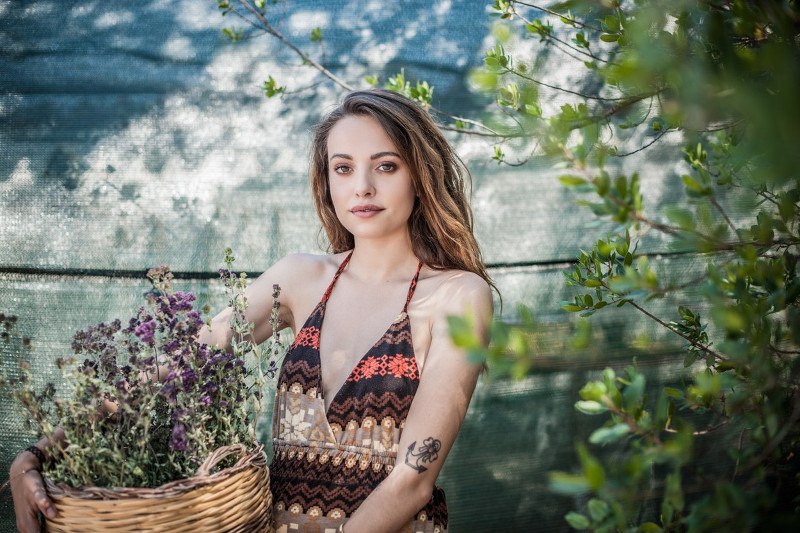 žena