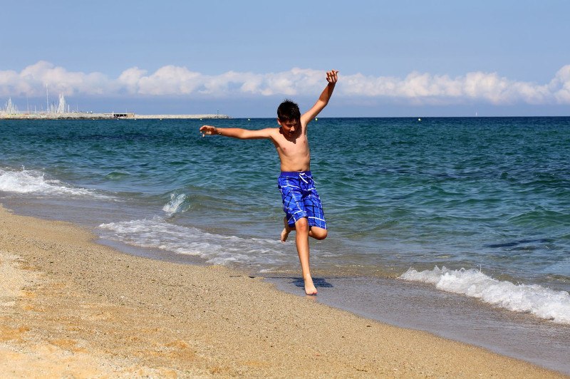 dječak na plaži