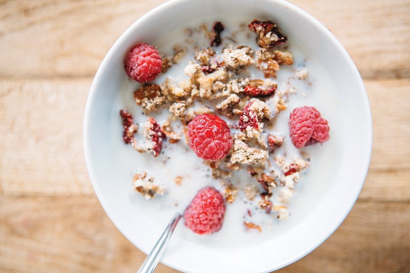 Muesli sa sezonskim voćem