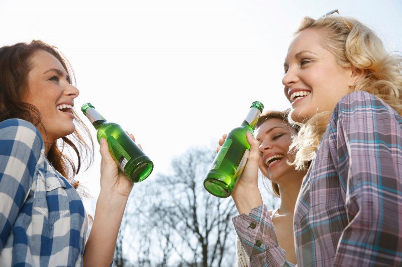 društvo, žene piju pivo