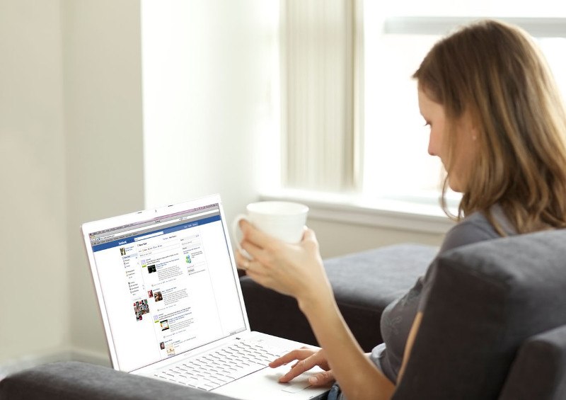 žena, laptop, facebook