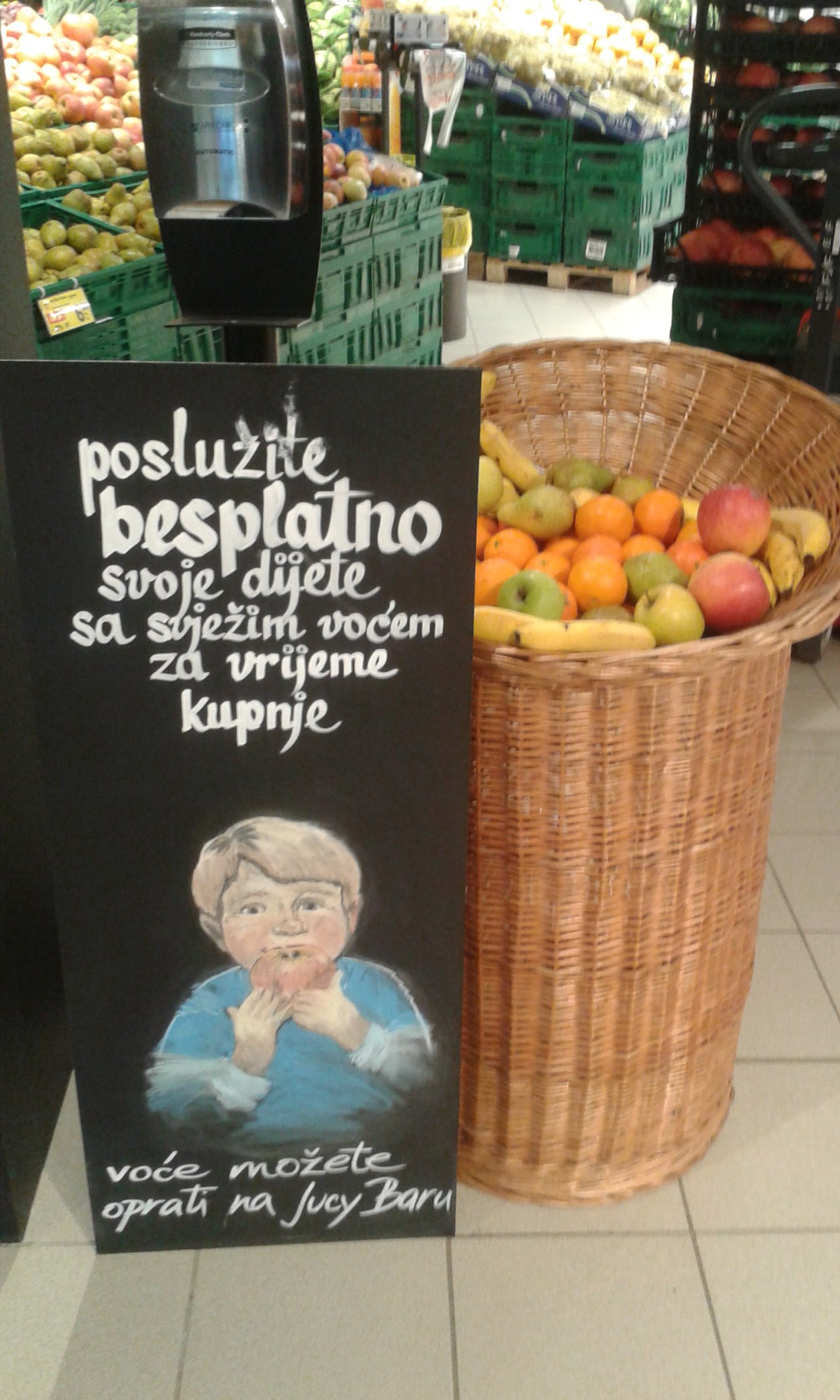 Košara s besplatnim voćem u Konzumu Radnička