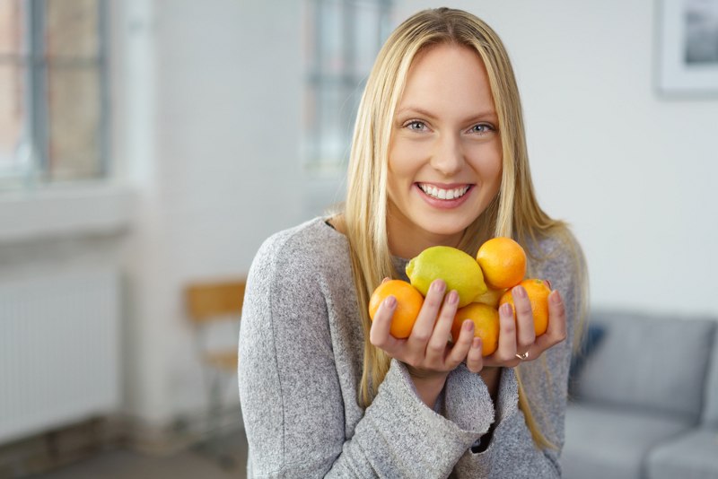 žena citrusi
