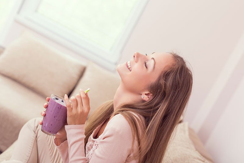 žena sreća dom smoothie