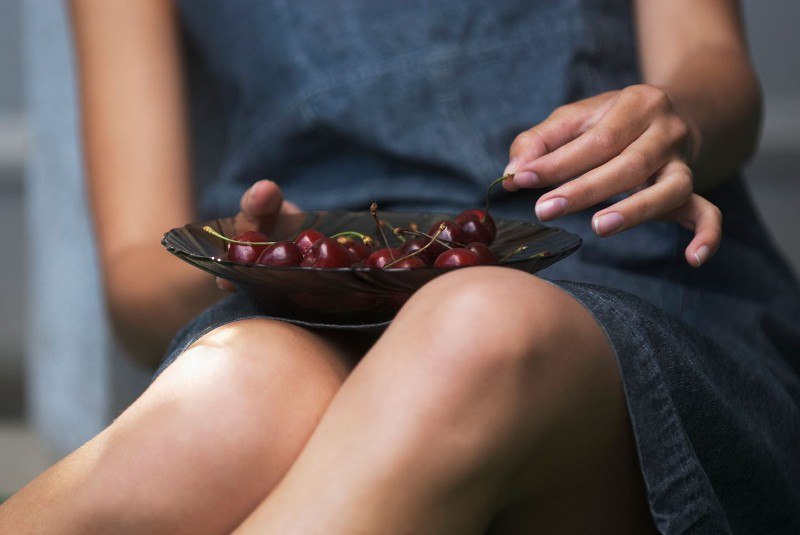 žena hrana trešnje