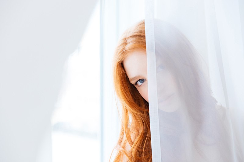 žena stidljivost