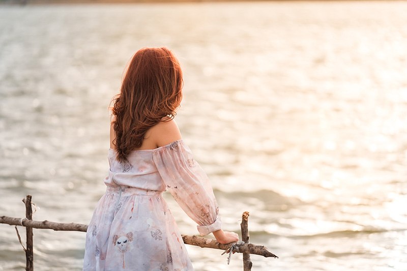 žena priroda razmišljanje