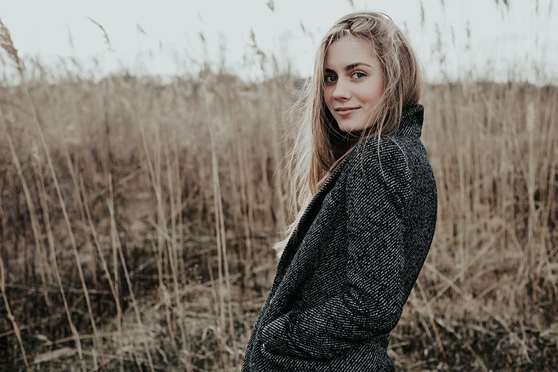 žena sreća put priroda
