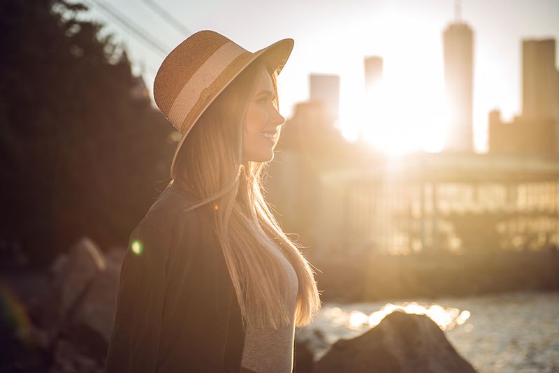 žena meditacija sunce grad
