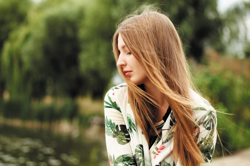 žena kosa