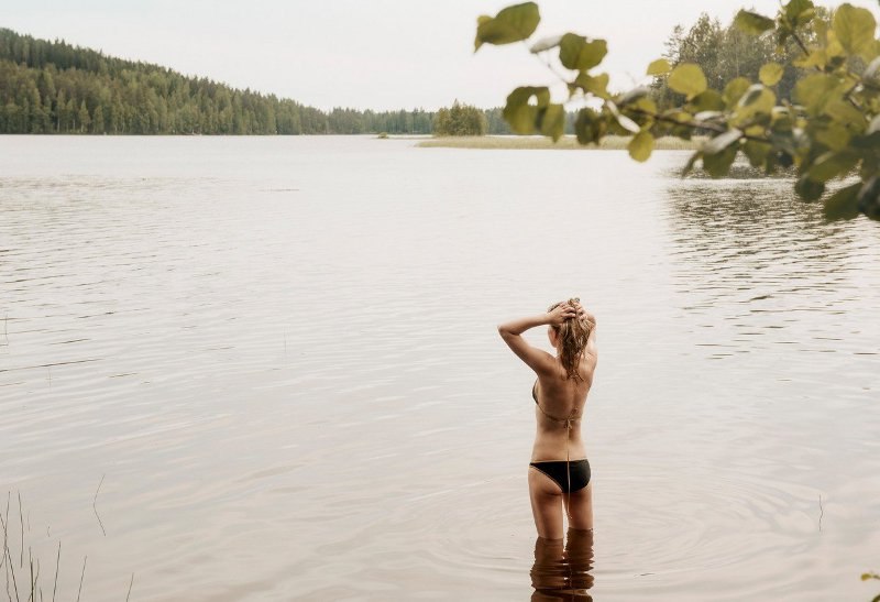 žena jezero