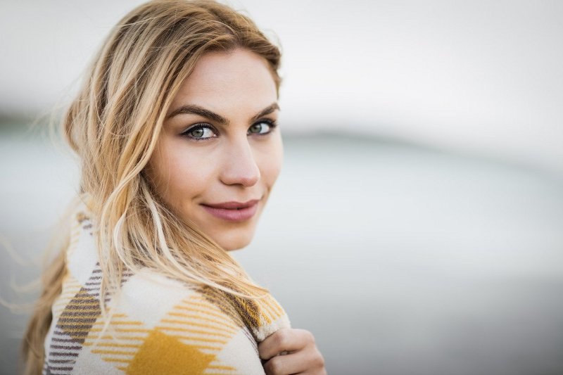 žena