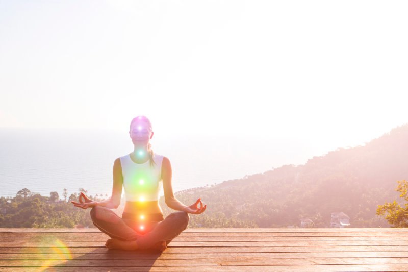 žena, meditacija,čakre