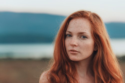žena