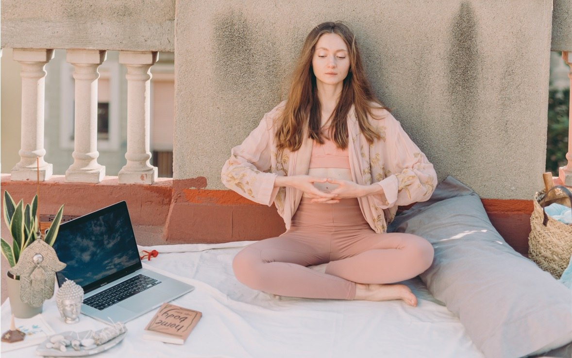 žena meditira