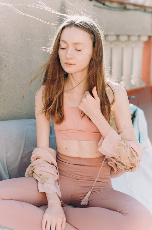 žena meditira