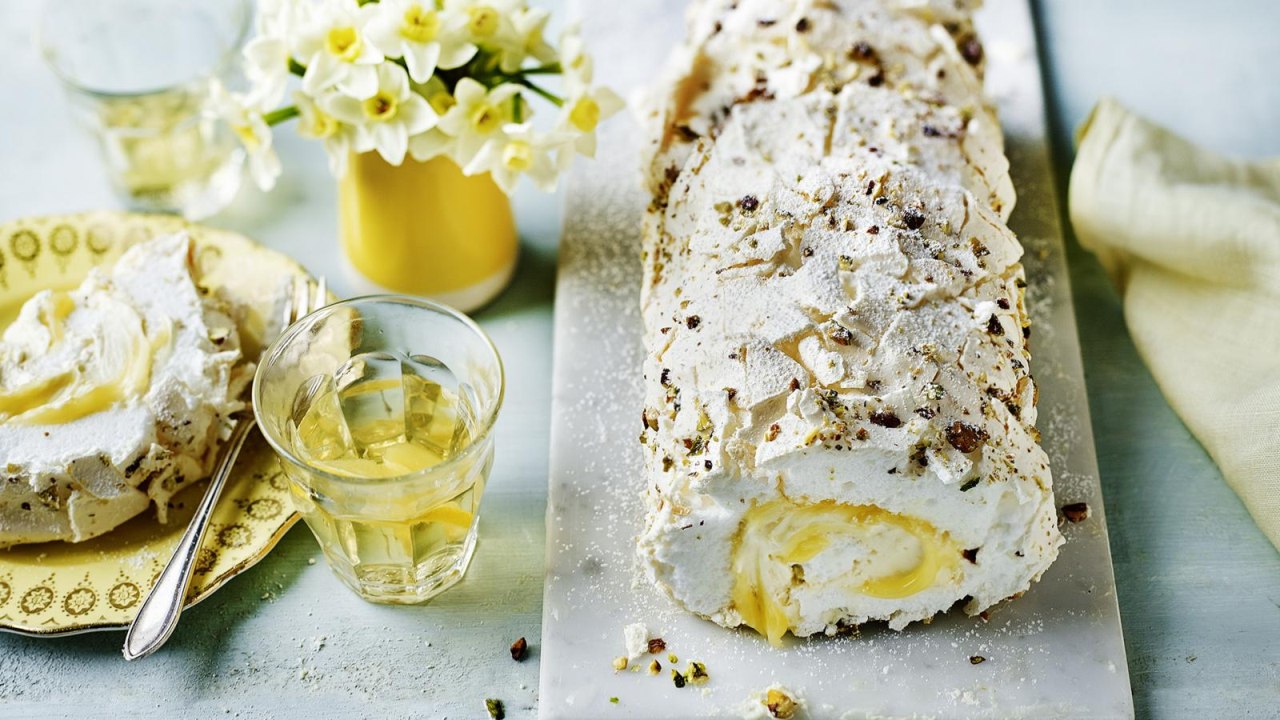 Recept Mary Berry za beze roladu s limunom i pistacijom