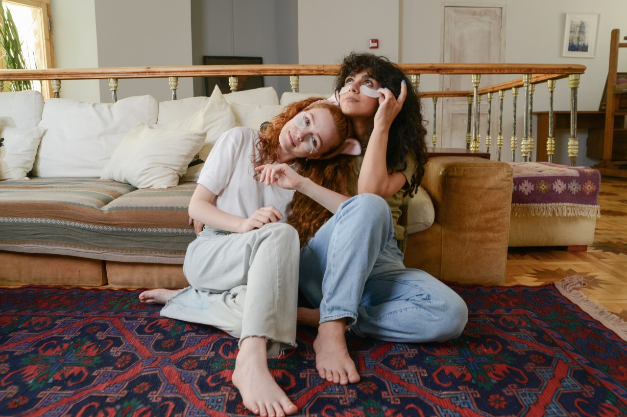 Kako prirodno spriječiti pojavu obješene kože ispod očiju