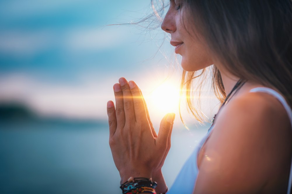 žena meditira